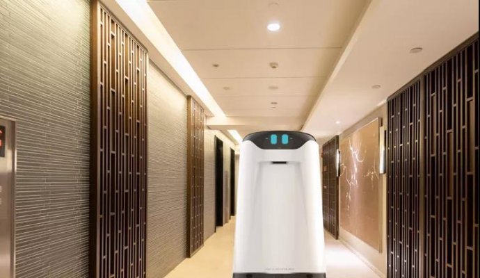 智能服務機器人在酒店是如何工作的（無線充電）