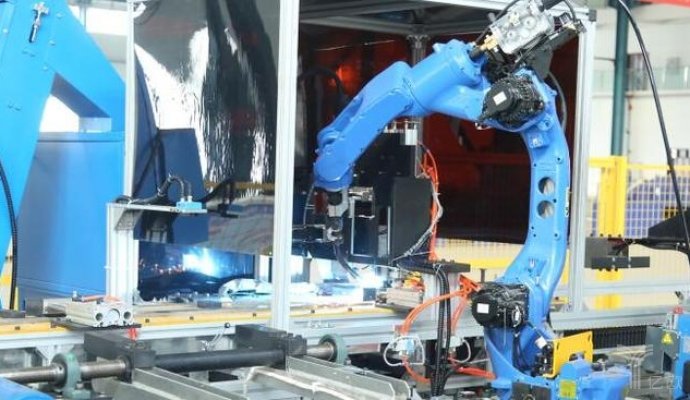 AGV為建設(shè)智能物流倉(cāng)儲(chǔ)提供強(qiáng)大動(dòng)力（無(wú)線充電）