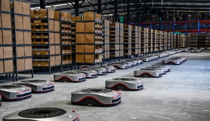 AGV小車(chē)與智能倉(cāng)儲(chǔ)系統(tǒng)的完美結(jié)合（無(wú)線充電）