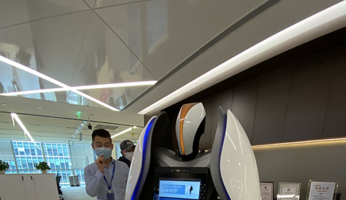 傳感器使智能機器人具有了感知功能（無線充電）