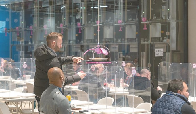 酒店機(jī)器人解放勞動力（無線充電）